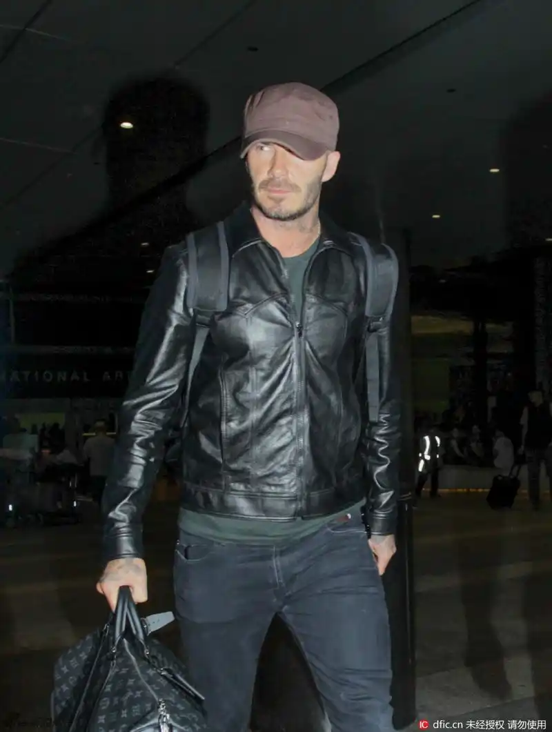 小贝夏天穿皮衣现身机场_高清图集_新浪网