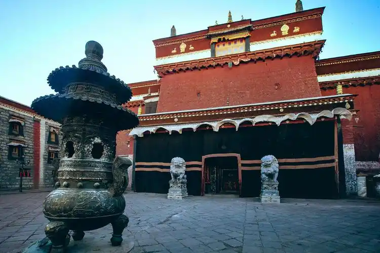 西藏萨迦寺(西藏萨迦寺被锁住的三个女妖照片)