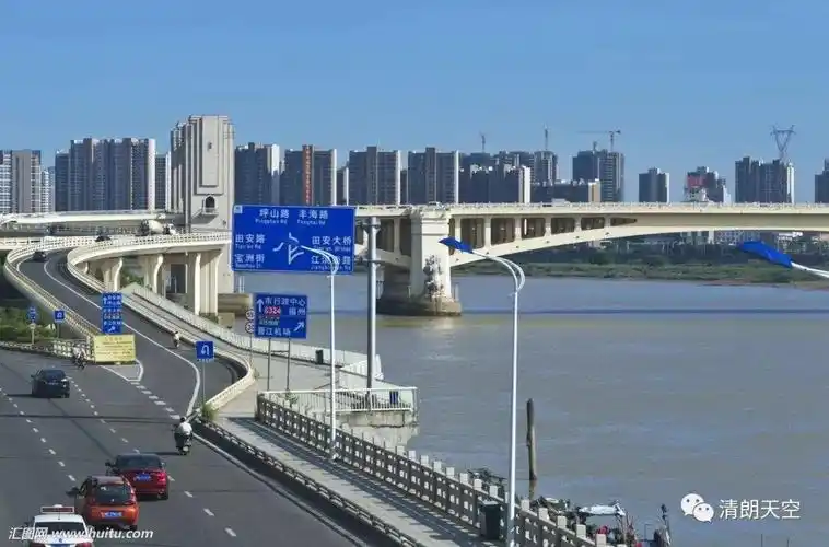 "时任晋江县公安局政委李金彩说.