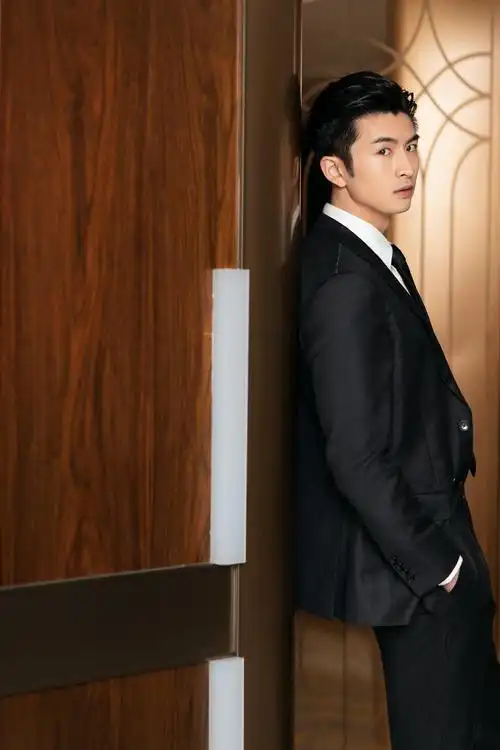 张云龙黑色西装超帅图片26