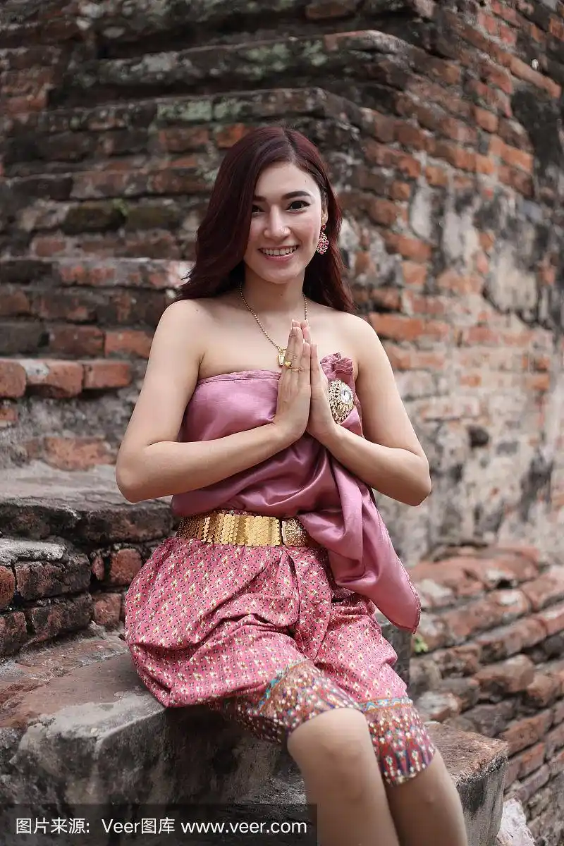 身着泰国传统服饰的女性