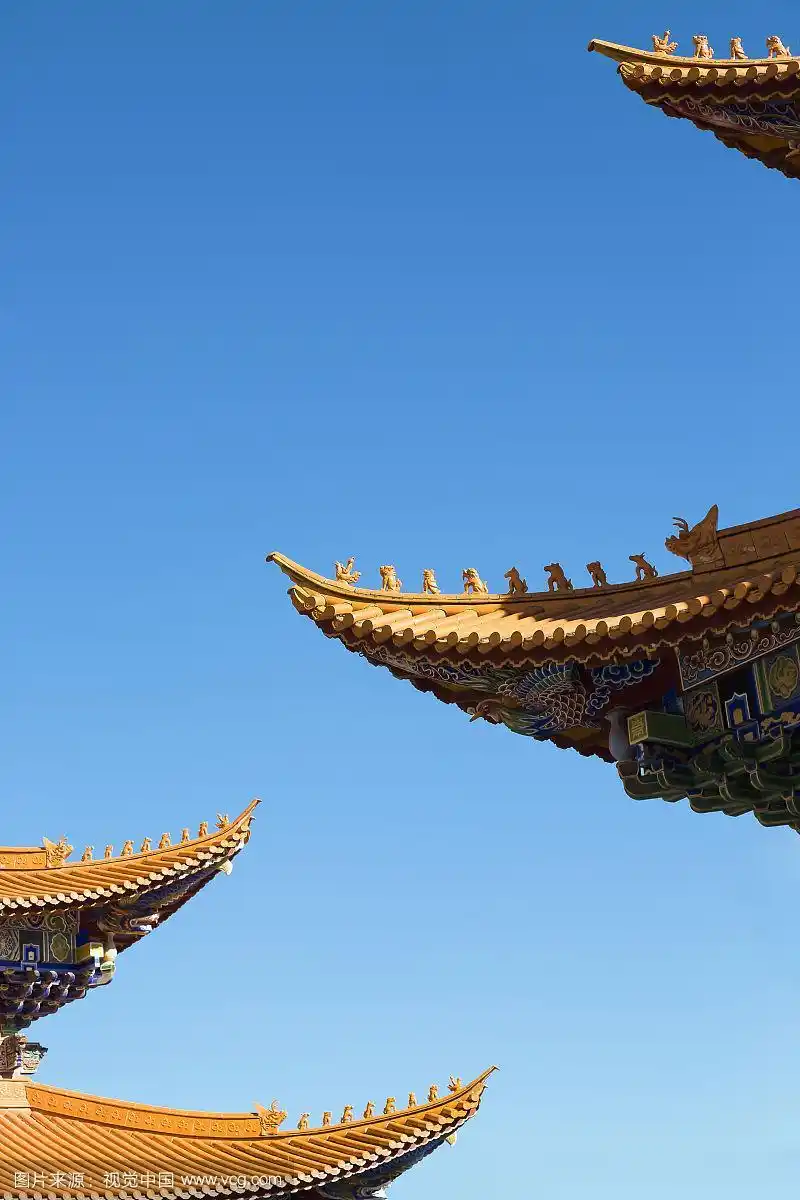晴朗蓝天下有神兽装饰的寺庙,古代宫殿建筑尖尖的屋檐相互交错