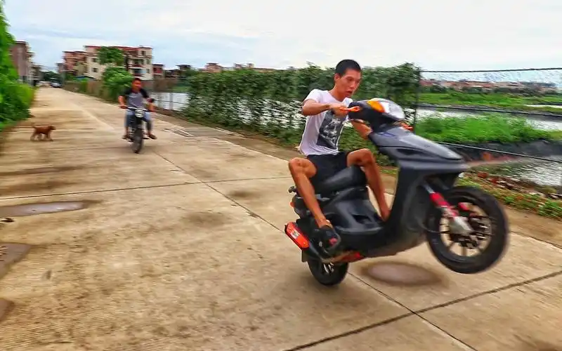 暑假到了 鬼火少年又出来皮了