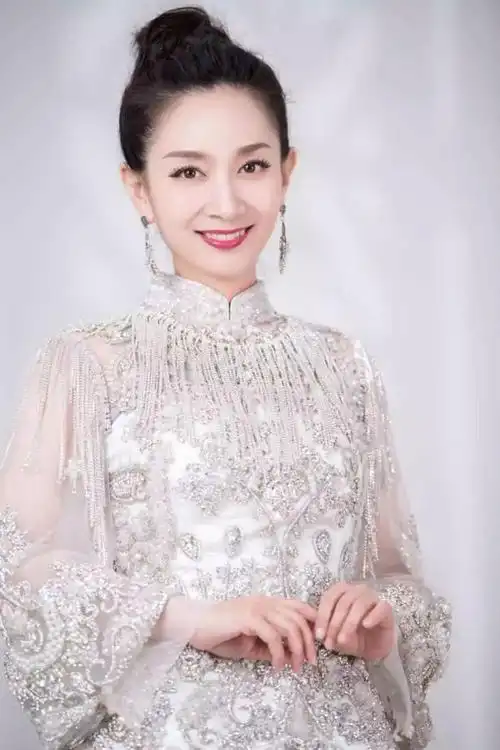 主持人王芳:29岁嫁大15岁教授,31岁独自产检生女,她如今怎样了