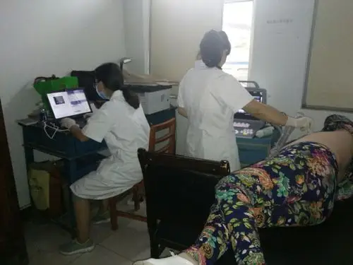 礼县妇幼保健站在红河卫生院为35一64岁农村妇女进行两癌筛查