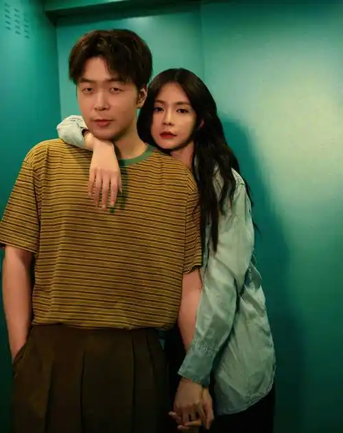 沈梦辰晒照为杜海涛庆生,两人十指紧扣,搭肩搂背,动作亲密_微博_网友