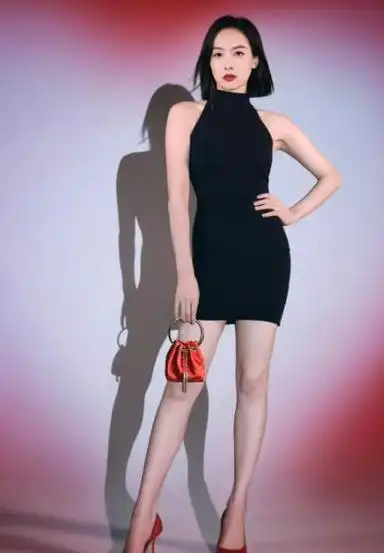 宋茜景德镇拍戏被偶遇五官标致双腿暴露年龄