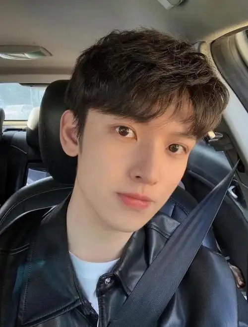 脸型气质分析:脸部轮廓比较长,下庭位置占比大,额头又宽又高,长脸男生