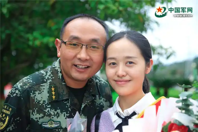 军人与军嫂甜蜜合影.肖静摄