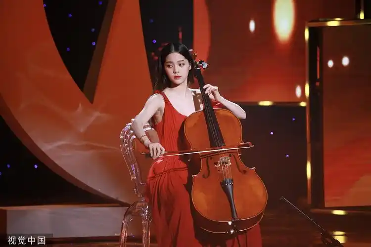 欧阳娜娜一袭红裙拉大提琴 白到发光