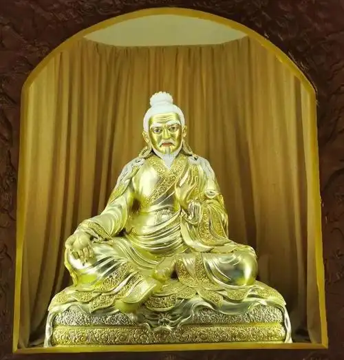 下图是宇妥·元丹贡布的塑像,他曾任松赞干布的御医,是藏医学史上最