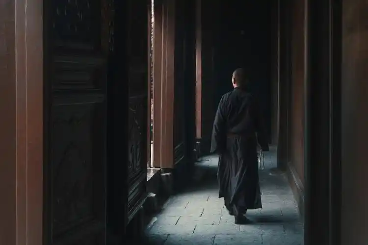 雍和宫一位僧人的背影照片拍摄于2015年十一黄金周假期在人潮汹涌的