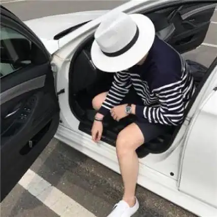 好看清晰帅气头像不露脸男生推荐封面第一张坐在车里的