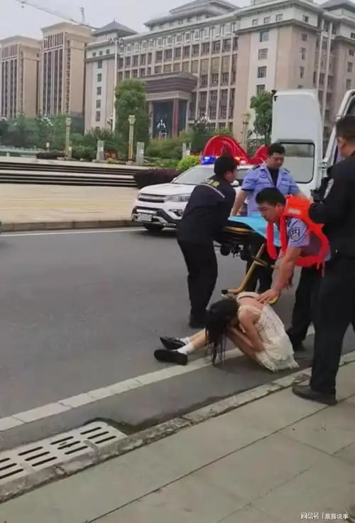 落水女孩被救,救援人员却因抬姿被吐槽,网友:要求真多!