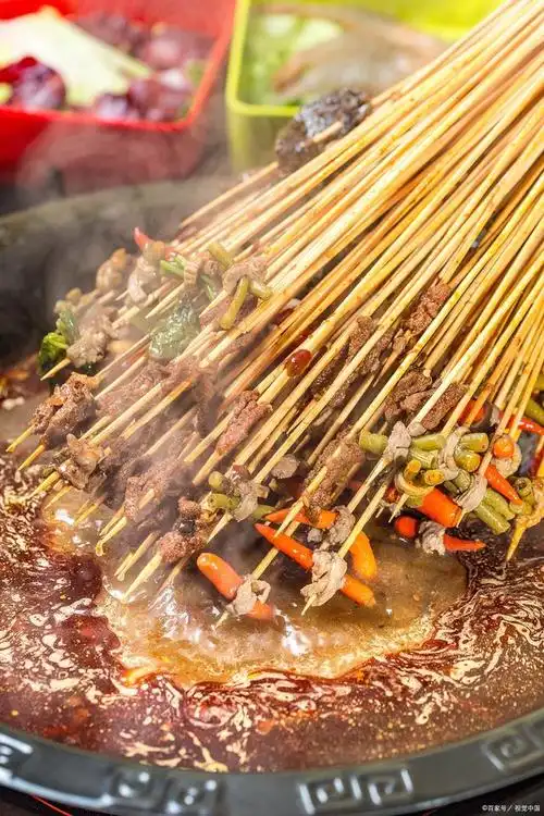 成都火锅串串作为四川传统美食的代表之一,以其独特的口味和丰富的