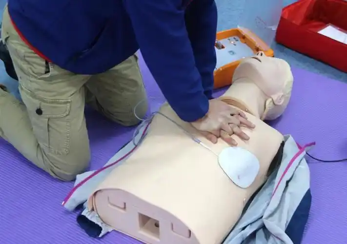 视频学会cpr急救就用它