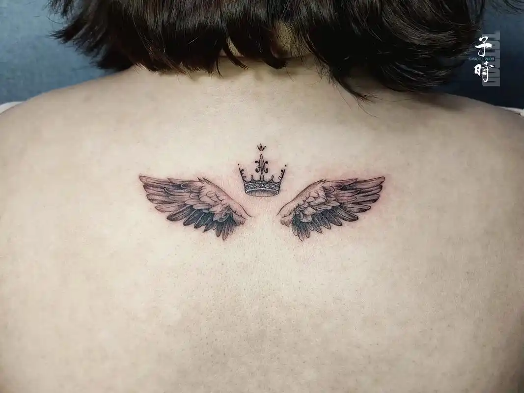 天使翅膀王冠 雪花by:馨,嘉杰.#适合女生的纹身图案推荐