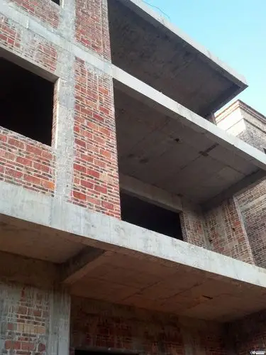 有两个细节值得注意   1,房主说在装模板浇筑上一层楼楼板和阳台的