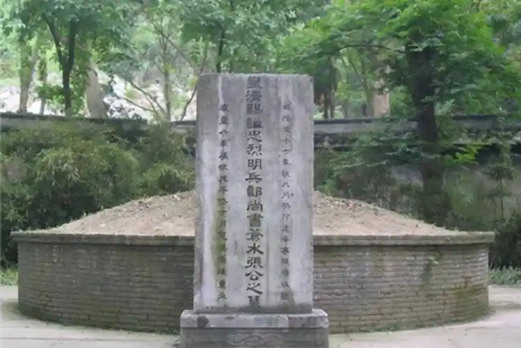 张煌言墓后世之人对张煌言评价颇高,将他与岳飞,于谦并称为"西湖三杰"