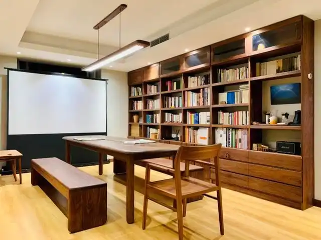 把客厅沙发换成大桌子,感觉特别好