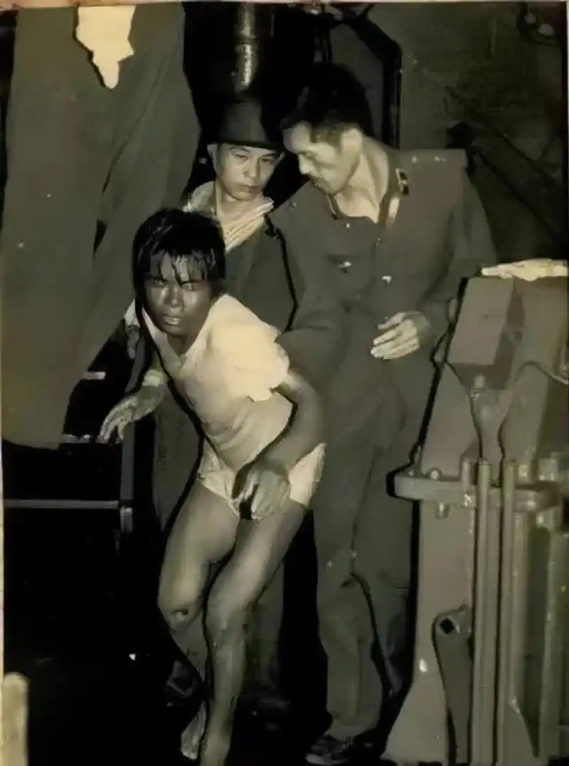 1988 年,南沙海战中,被我军成功俘获的越南士兵.