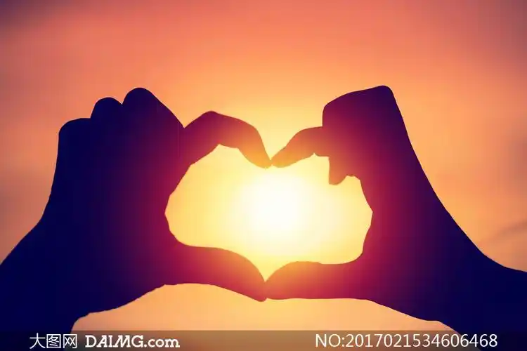 对着太阳光比划心形的手势高清图片