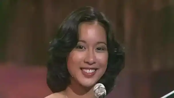 回顾朱玲玲:一婚嫁豪门50岁二婚嫁百亿富豪,3个儿子是她的底气