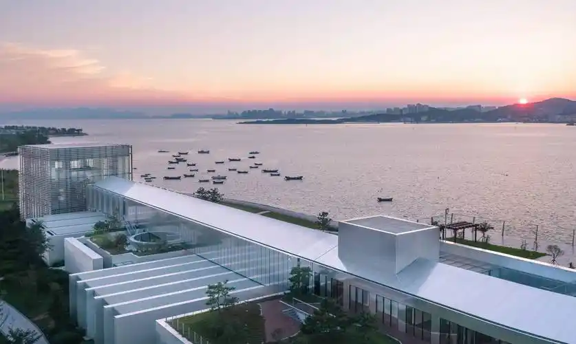 西海美术馆坐落于西海岸新区唐岛湾南岸的国际化综合艺术社区——西海