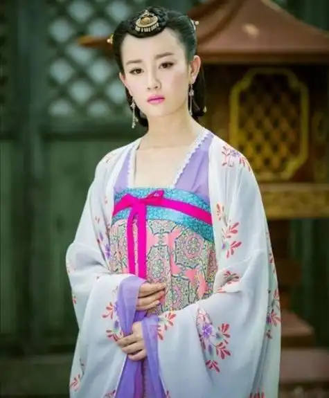 第一部:09版《倚天屠龙记》饰殷离剧中她是殷天正孙女,张无忌表妹.