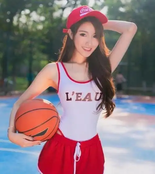 凭借着自身的努力,马阳阳在模特界也小有名气,各种杂志封面,商业广告