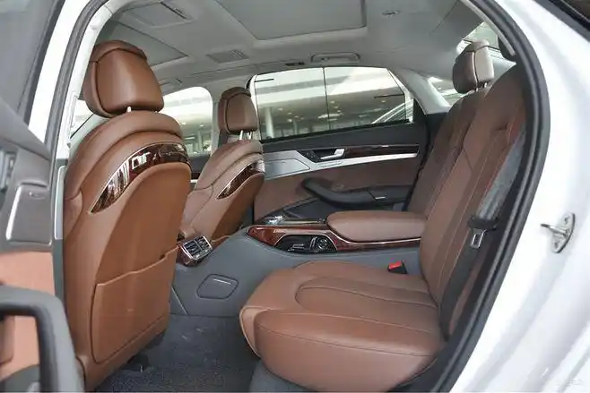【奥迪a8l2013款45 tfsi quattro豪华型后排空间汽车图片