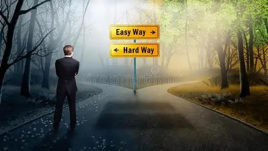 尴尬的商人站商人站在十字路口,有选择,容易的方式和艰难的方式照片