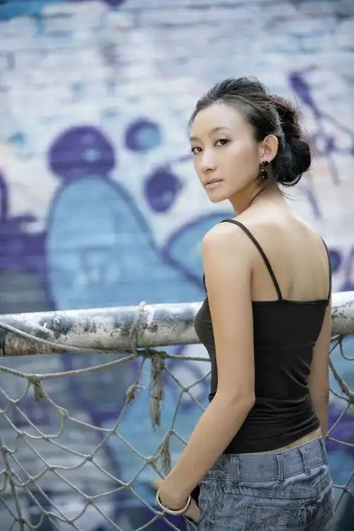 徐克绯闻女友变贴身助理 陈佳佳戴运动帽避媒体