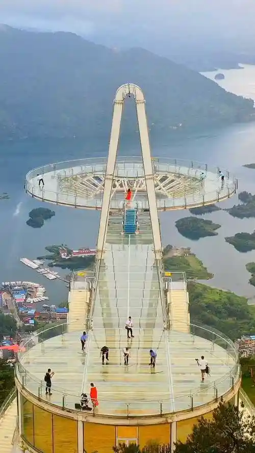 湖北黄石仙岛湖天空之城海拔5201314米的悬空玻璃观景平台带上心爱的