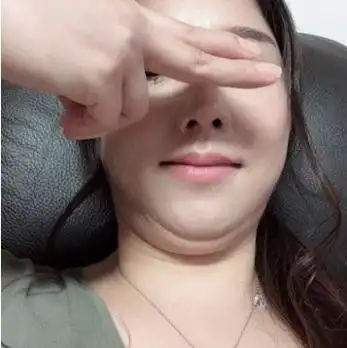 一不小心就会出现的双下巴,就是心中的痛.藏不住的疼.