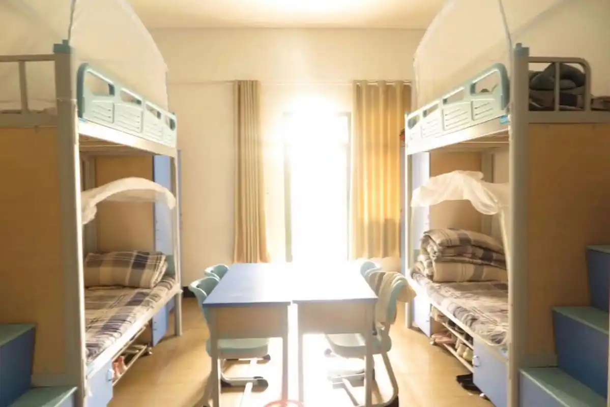 贵阳市清华中学宿舍 有新生问学校的环境就发一些自己拍的照片吧,寝室