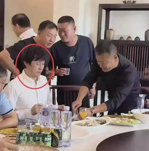 曝光!55岁解晓东与阎维文朱时茂聚餐,惊人细节引爆热议