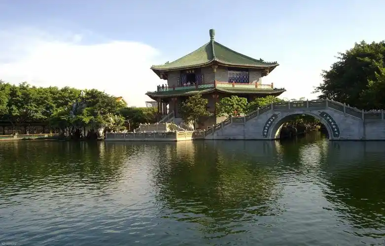 广州旅游必去的景点有广州石室圣心大教堂白云山越秀公园南越王墓博物