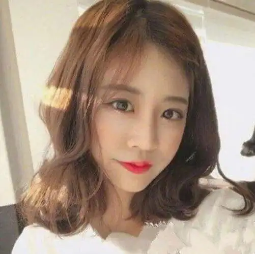 大气感的大卷发与齐肩发也是绝配呢,大弧度卷发设计让发量看起来很