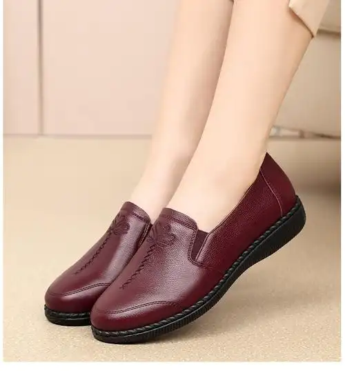 秋冬新品中老年软底软面的老年妇女鞋皮鞋女加肥加大码妈妈防滑单平底