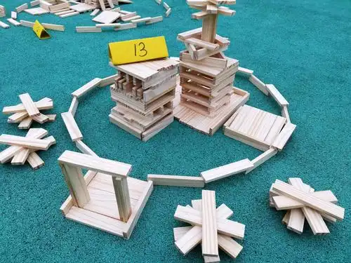 一块块小小的卡普乐积木,经过孩子们的双手就能变成了城堡,变成了花园