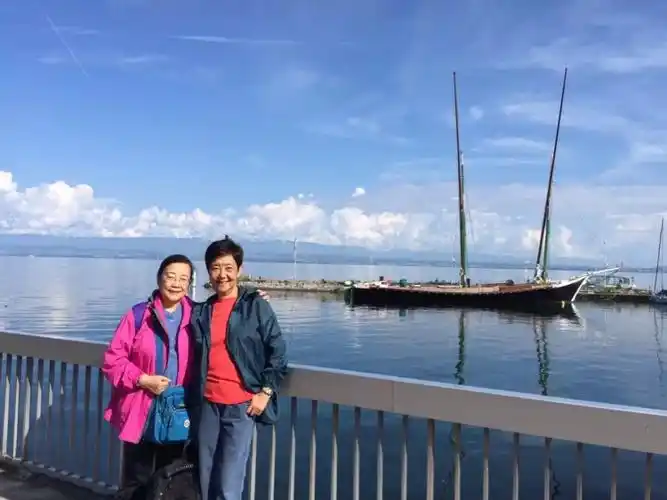 与电视剧"外地媳妇本地郎"的"祝师奶"(舒力生)在依云小镇码头合影