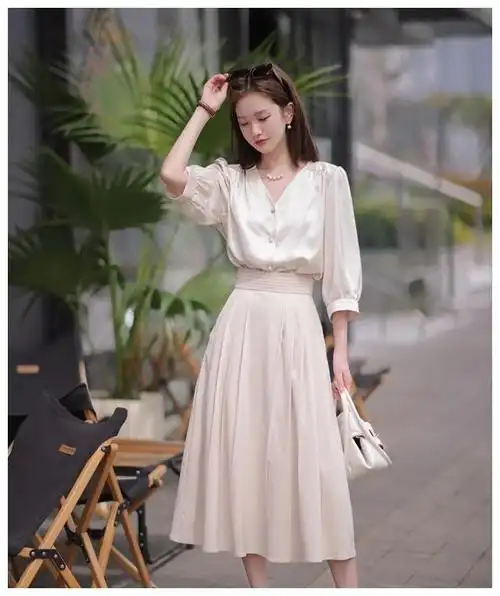 穿裙子不一定要配高跟鞋,今年流行这几款鞋子与这几种穿法_服装搭配网