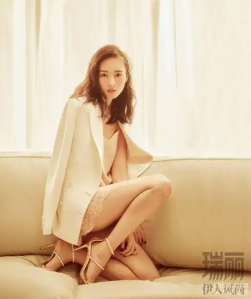 童瑶《如懿传》后登封面 攻气十足眼神杀