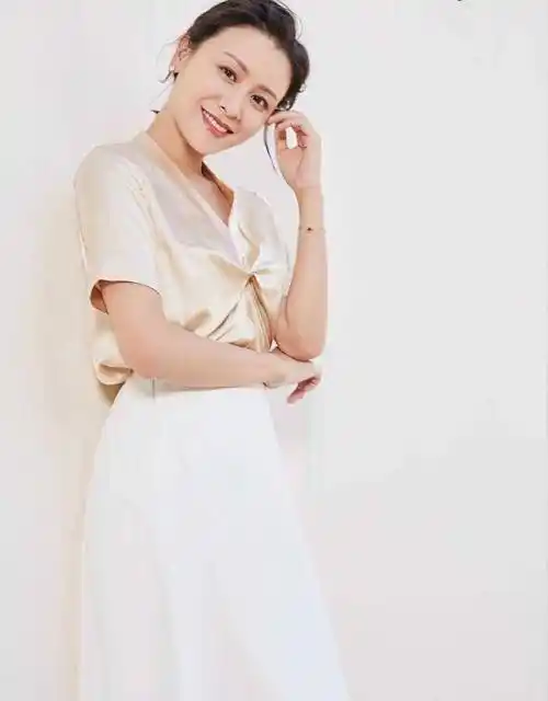 叶一茜真会穿,一件豹纹印花连衣裙华丽大气,很有野性时尚感_部分_设计