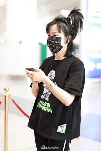 组图:黄龄扎冲天辫可爱元气又减龄 运动look秀健美身材超有范