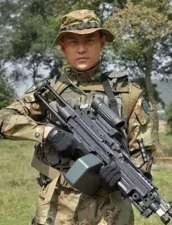 侯梦莎吴京的片段(因我是特种兵而火的吴京和侯梦莎)(19)