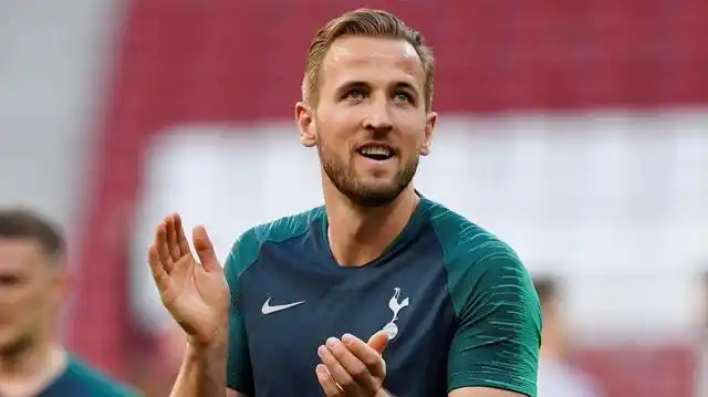 如今的狮王哈里凯恩贝克汉姆身旁的小胖子