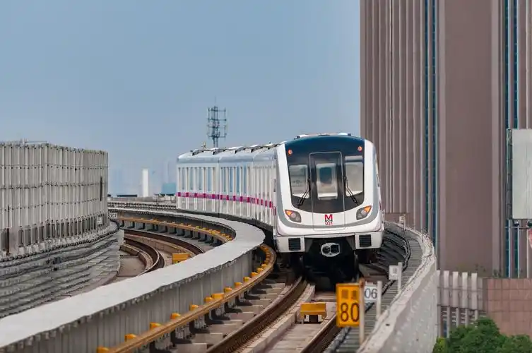 阳逻线主要沿汉施公路走行,遇到高高架路段,列车就仿佛行驶在天空中.