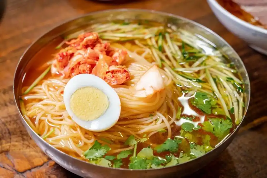 如果不加任何形容,那就默认是带汤的,也就是大家熟悉的朝鲜/韩式冷面